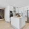 Bright and Spacious 2BR with Pool and Gym Access - 迪拜