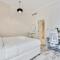 Bright and Spacious 2BR with Pool and Gym Access - 迪拜