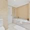 Bright and Spacious 2BR with Pool and Gym Access - 迪拜