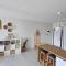 Bohemian Style 1 Bed Apartment 1 KM to Sandy Beach