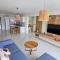 Bohemian Style 1 Bed Apartment 1 KM to Sandy Beach