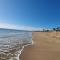 Bohemian Style 1 Bed Apartment 1 KM to Sandy Beach
