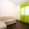 Wohnung In Dugi Rat Mit Großer Terrasse