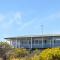 Salt & Peppermint - Beachfront Escape with Stunning Views