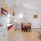 Gorgeous Apartment In Grebastica - 格雷巴蒂卡