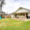 Family Home with Deck and Yard in Lake Charles - ليك تشارلز