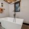 Honeybear Hideaways - Luxurious Modern 7BR Cabin with Indoor Pool, Game Room, Hot Tub & Fireplace - 赛维尔维尔
