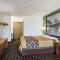 Super 8 by Wyndham Coshocton Roscoe Village