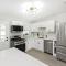 Modern Ranch 15 min to Downtown and Hospitals - Euclid