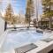 Cabin Fever at Tahoe Donner by Tahoe Getaways - 2 BR with Hot Tub & HOA - 特拉基