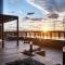 Centrally Located Modern Loft w Free Parking, Infinity Pool, Workspace