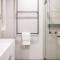 Centrally Located Modern Loft w Free Parking, Infinity Pool, Workspace