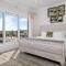Location is everything! - Luxurious - Free parking - on the Strip!