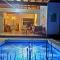 Casa Campestre en zona exclusiva con Jacuzzi, a 10 min del aeropuerto, 20 min parque del café, WiFi, parqueadero privado, vigilancia 24 hrs y amplias zonas sociales