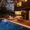 Studio City Stunning House with 5 bedrooms, Pool, Jacuzzi, Fire-pit, Guest House - Студио-Сити