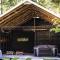 Log Cabin with King Bed and Hot Tub - أشفورد