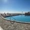 Turquoise Beach Retreat with Amazing pools -King bed