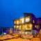 Alaya Stays Pine Shadow Flamingo Suite with Views & Restaurant - Simla