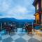 Alaya Stays Pine Shadow Flamingo Suite with Views & Restaurant - Simla