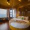 Alaya Stays Pine Shadow Flamingo Suite with Views & Restaurant - Simla