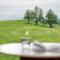 Design-Chalet mit Teilseeblick, Pool, Spa & Restaurant