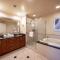 High Floor Strip View Suite& No Resort Fee& Free Valet - Лас-Вегас