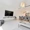 Bright and Airy 2BR, Family-Friendly with Pool and Gym - 迪拜