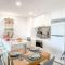 Luxurious Cozy 1-Bed FREE Carpark Gym Pool & Spa