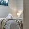 Cockatoo Cottage creekside retreat near Theme Parks and Mount Tamborine