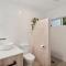 Cockatoo Cottage creekside retreat near Theme Parks and Mount Tamborine