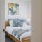 Luxury Avenue Retreat-Sleeps 8, Fireplace, Central, Garage, 4 bedroom, 2 bathroom, BBQ