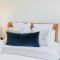 Luxury Avenue Retreat-Sleeps 8, Fireplace, Central, Garage, 4 bedroom, 2 bathroom, BBQ
