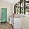 The Marobwen - Charming City Retreat near West Beach