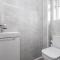 Alt-Stay Leeds, M621 Junction 1 - Free Parking & Fast Wi-Fi - Fussball Table - Master En-suite - Idea For Contractors & Long Stays