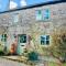 Idyllic, rustic, traditional cottage in rural village with wood burner and a great local pub