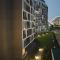 Chic 1BR Apt with Pool, High-speed Internet at The Gallery, 10 mins from Airport, 5mins from Major Restaurants and Malls - Accra