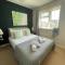 Large deluxe detached House with FREE private parking - 伊利