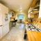 Large deluxe detached House with FREE private parking - 伊利
