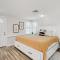 Cozy Cute Bungalow Steps from Swan Lake Morton