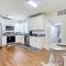 Cozy Cute Bungalow Steps from Swan Lake Morton