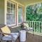 Cozy Cute Bungalow Steps from Swan Lake Morton