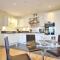 Travaal.©om - 2 Bed Serviced Apartment Farnborough