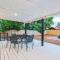 Groovy Getaway With 4 KING Beds And A Hot Tub - وستمنستر
