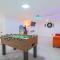Groovy Getaway With 4 KING Beds And A Hot Tub - وستمنستر
