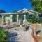 Dog Friendly Home with Private Fenced Zen Yard & Fire Pit! STEPS to the Beach! - نيو سميرنا بيتش