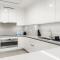 FIRST CLASS 2BR Modern Luxury with Canal Views - Dubaj