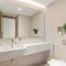 FIRST CLASS 2BR Modern Luxury with Canal Views - Dubaj