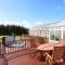 JOIVY Greenknowes Farmhouse with Hot Tub and Bar - Kelty