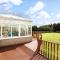 JOIVY Greenknowes Farmhouse with Hot Tub and Bar - Kelty