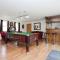 JOIVY Greenknowes Farmhouse with Hot Tub and Bar - Kelty